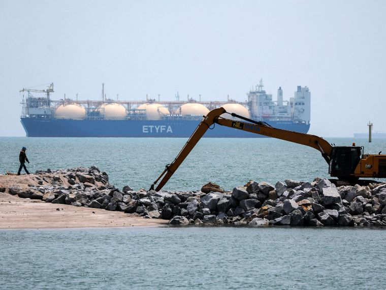 Una nave che trasporta gas liquefatto attraversa lo Stretto di Malacca