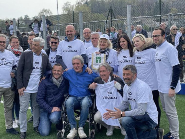 I sindaci della Bergamasca in una manifestazione di solidarietà a Stefano Turchi  nel 2023 / Aisla Bergamo