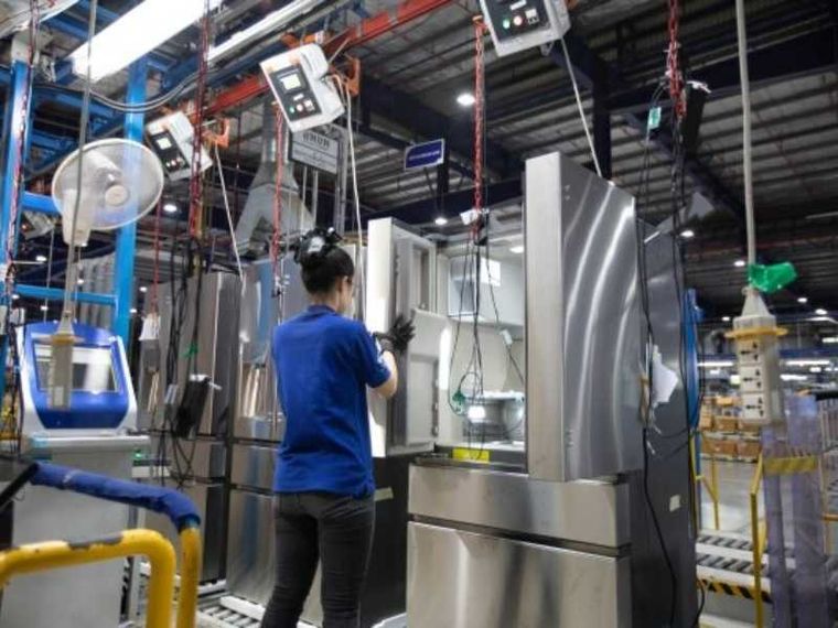 Il piano choc di Electrolux: 1.700 esuberi in Italia