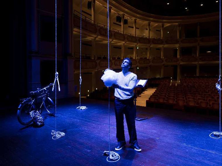Nicolò Govoni a teatro: «Istruzione, un diritto per tutti»