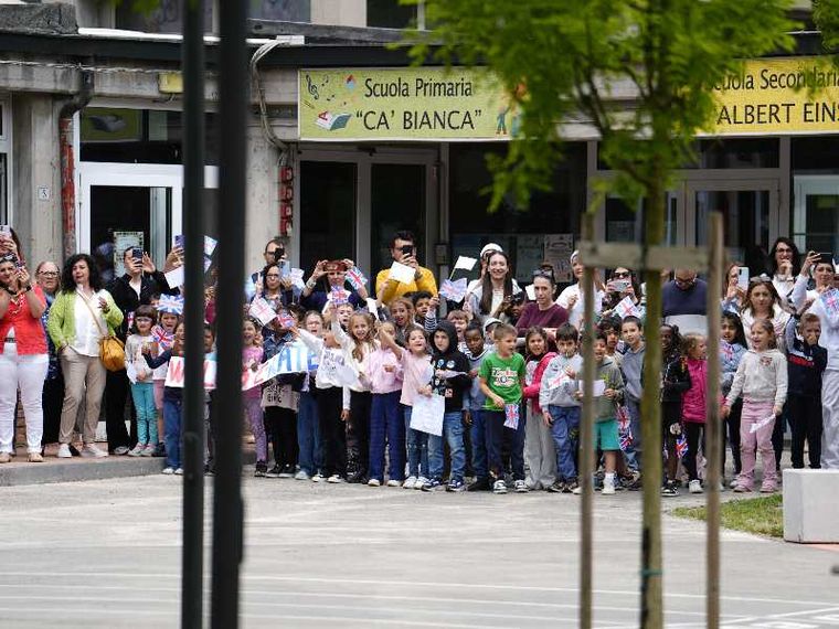 I bambini delle scuole di Reggio Emilia in festa per la visita di Kate Middleton, avvenuta proprio nei giorni scorsi
