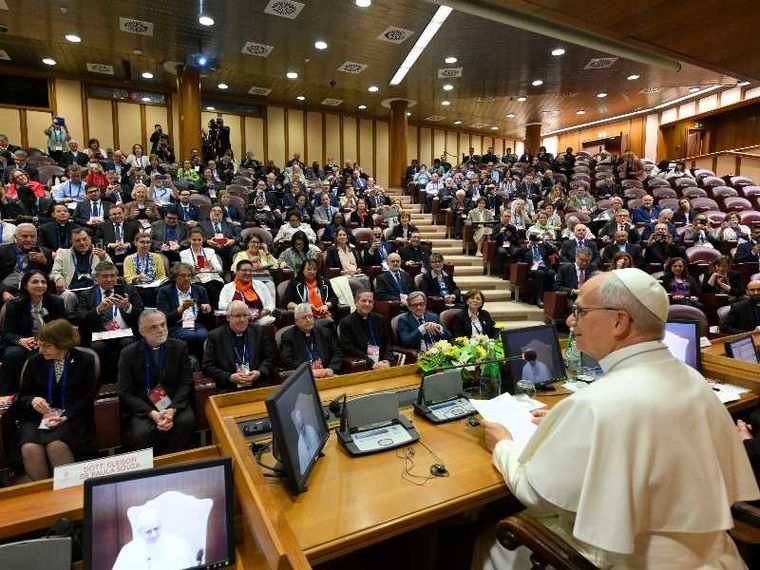 Il Papa in Aula Nuova del Sinodo assieme ai moderatori delle associazioni internazionali di fedeli, dei movimenti ecclesiali e delle nuove comunità / VATICAN MEDIA
