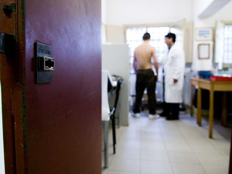 Pochi medici e attese lunghissime: in carcere anche curarsi è impossibile