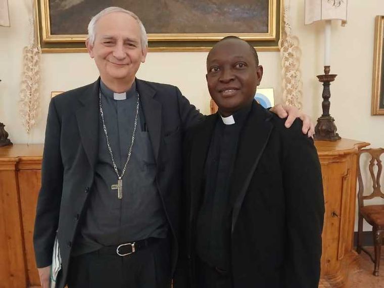 Il sacerdote congolese don Dieudonné Kambale assieme al cardinale Matteo Zuppi