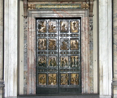 Un particolare della Porta Santa realizzata nel 1949 dallo scultore Vico Consorti