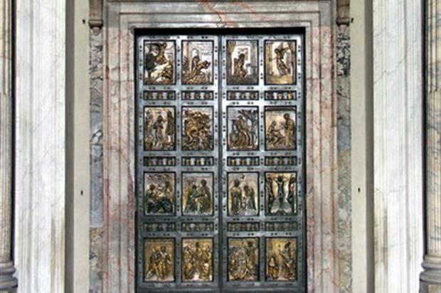 Un particolare della Porta Santa realizzata nel 1949 dallo scultore Vico Consorti