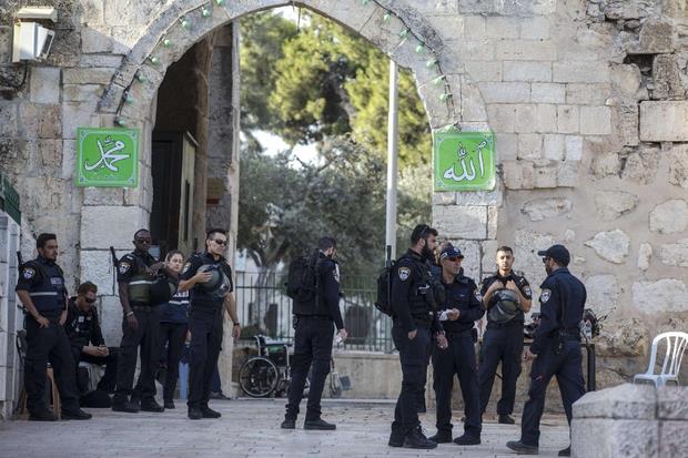 Polizia israeliana presidia l'ingresso del luogo sacro agli islamici e agli ebrei (Ansa)