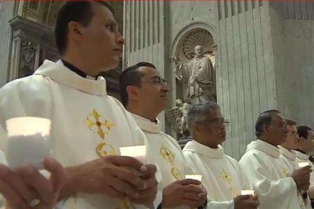 Con l'entrata nella Basilica via via sono state acceso le candele in mano ai sacerdoti, ai vescovi e ai fedeli presenti alla Veglia Pasquale