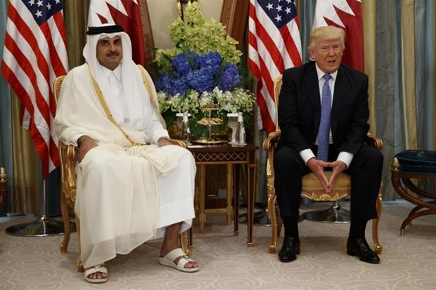 Donald Trump a Riad durante un bilaterale con l'emiro del Qatar, Sheikh Tamim Bin Hamad al-Thani (Ansa)