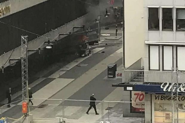 Una delle prime immagini giunte da Stoccolma dopo lo schianto di un veicolo contro la folla