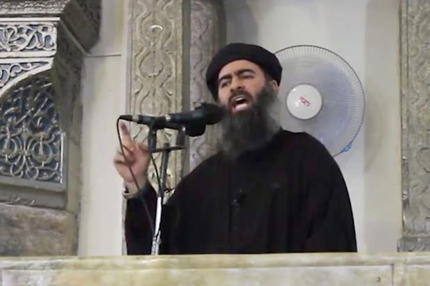 Abu Bakr  al-Baghdadi mentre, dal pulpito della moschea, pronuncia il sermone del 4 luglio 2014 per la fondazione del Califfato (Ansa'Ap)