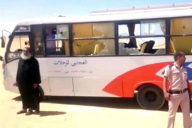 L'autobus preso di mira dai terroristi (Ansa)