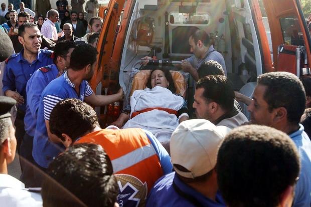 Una donna ferita viene caricata in ambulanza (Ansa)