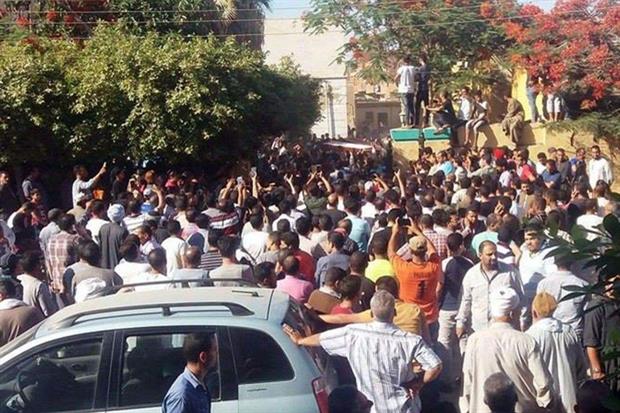 Folla di cristiani davanti all'ospedale di Maghagha aspetta notizie sui feriti (Ansa)