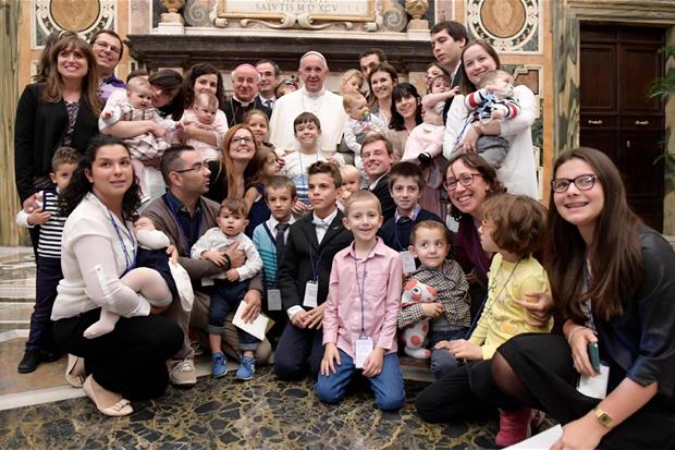 Papa Francesco con alcune famiglie (L'Osservatore Romano)