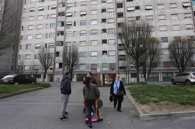Residenti delle Case Bianche, in via Salomone, alla periferia est di Milano (Fotogramma)