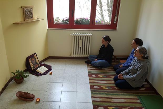 Le Piccole Sorelle in preghiera nella cappella ricavata nel loro alloggio, dentro le Case Bianche (foto LRos)
