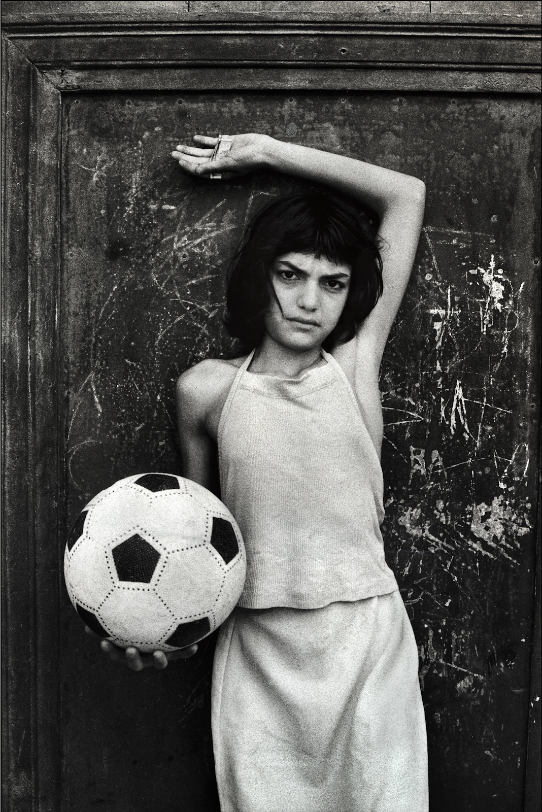 La bambina con il pallone, quartiere la Cala, Palermo,1980 (foto di Letizia Battaglia, courtesy l'artista)