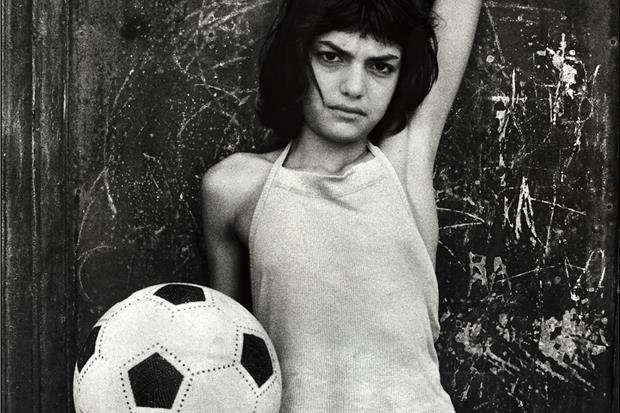 La bambina con il pallone, quartiere la Cala, Palermo,1980 (foto di Letizia Battaglia, courtesy l'artista)