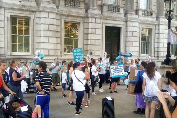 Le manifestazioni davanti a Downing Street per il piccolo Charlie