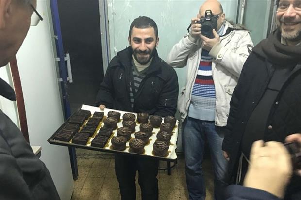 Una pasticceria di Aleppo che  ricevuto l'aiuto dei francescani (a destra padre Ibrahim)