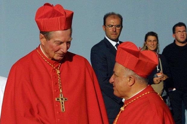 Il giorno dell'ingresso a Milano del cardinale Tettamanzi accolto dal suo predecessore Carlo Maria Martini