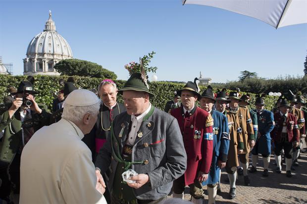 L'abbraccio di Benedetto XVI con i suoi connazionali bavaresi in Vaticano lunedì 17 aprile