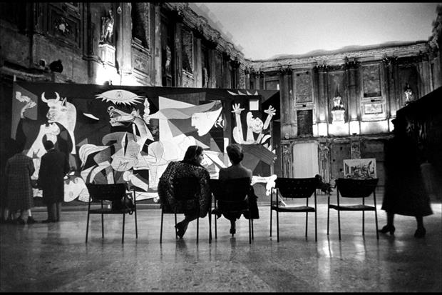 Milano 1953: «Guernica» esposta nella Sala delle Cariatidi di Palazzo Reale (foto René Burri)