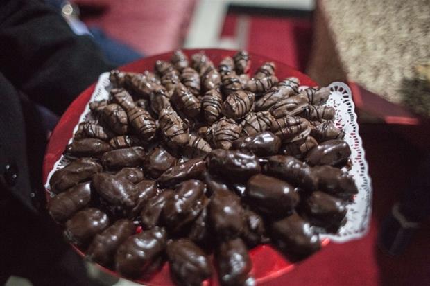 Raacine, Libano. Giselle ci mostra diversi cioccolatini realizzati da lei, alcuni di questi sono molto particolari e creativi, come quello con il dattero. (foto Arianna Pagani).