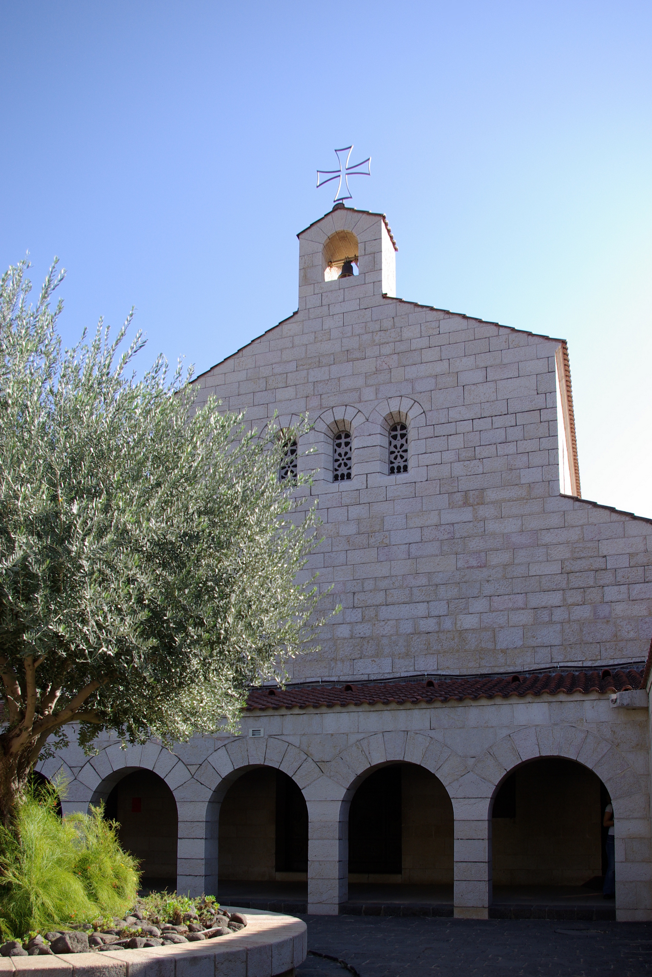 La facciata della chiesa della Moltiplicazione dei pani e dei pesci a Tabgha sul lago di Tiberiade