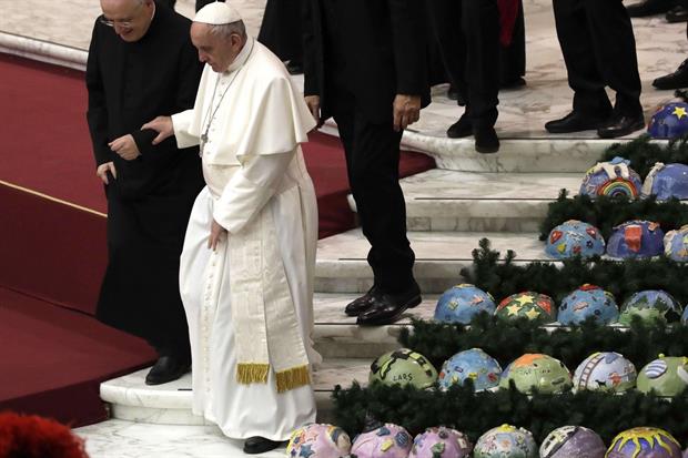 Il Papa passa accanto alle decorazioni preparate per l'albero di Natale ricevendo stamani in Vaticano gruppi dei donatori di albero e presepe per piazza San Pietro (Ansa)