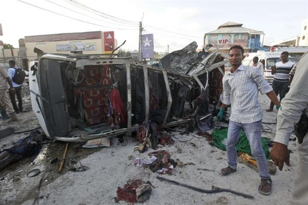 L'attentato di giovedì sera a Mogadiscio (Ansa)