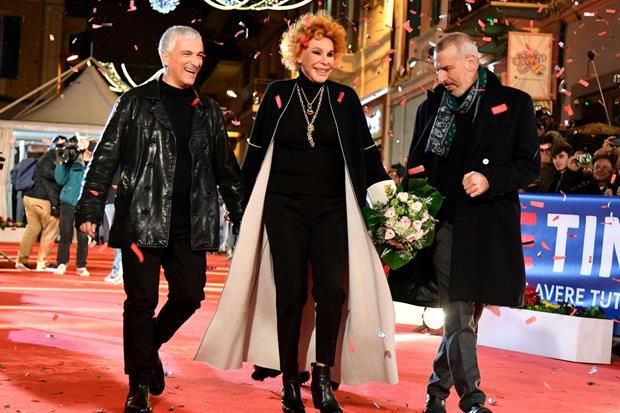 Da sinistra: Bungaro e Ornella Vanoni sul red carpet di Sanremo 2018 (Ansa)
