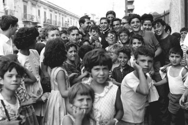 Padre Pino Puglisi fra i ragazzi in una foto d'epoca