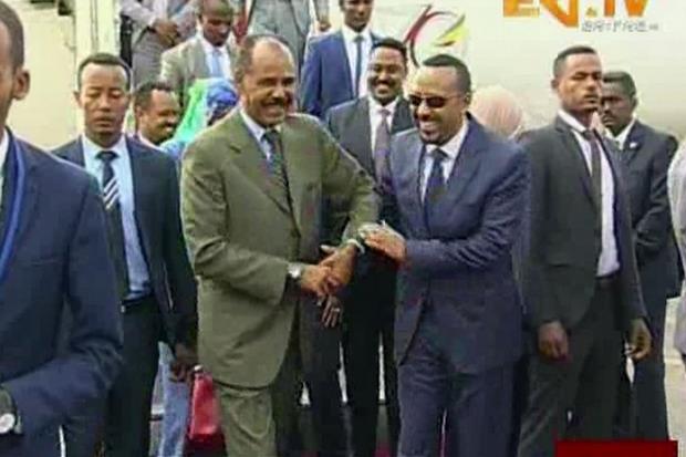 Il presidente eritreo Isaia Afewerki accoglie il premier etiope Abiy Ahmed ad Asmara