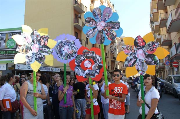 Una manifestazione di ragazzi a Palermo per ricordare padre Pino Puglisi