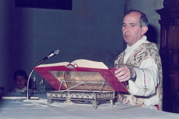 Padre Pino Puglisi durante una celebrazione