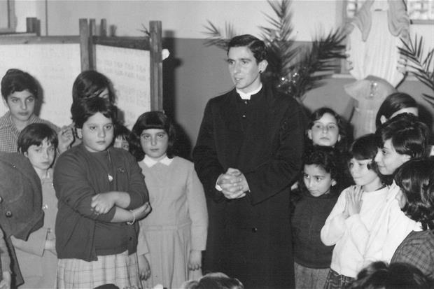 Padre Pino Puglisi giovane sacerdote fra i ragazzi