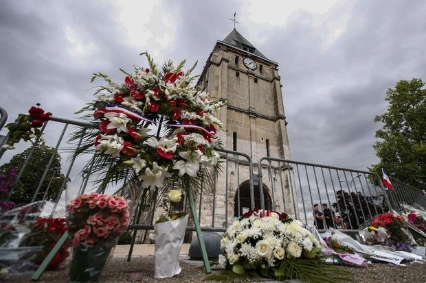 I fiori davanti alla chiesa in cui fu assassinato