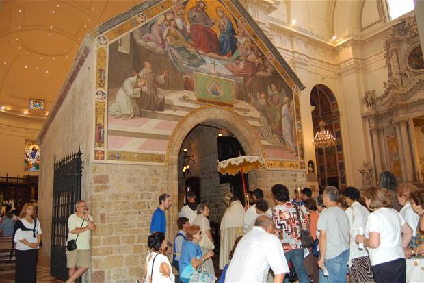 I pellegrini alla Porziuncola nella Basilica di Santa Maria degli Angeli ad Assisi