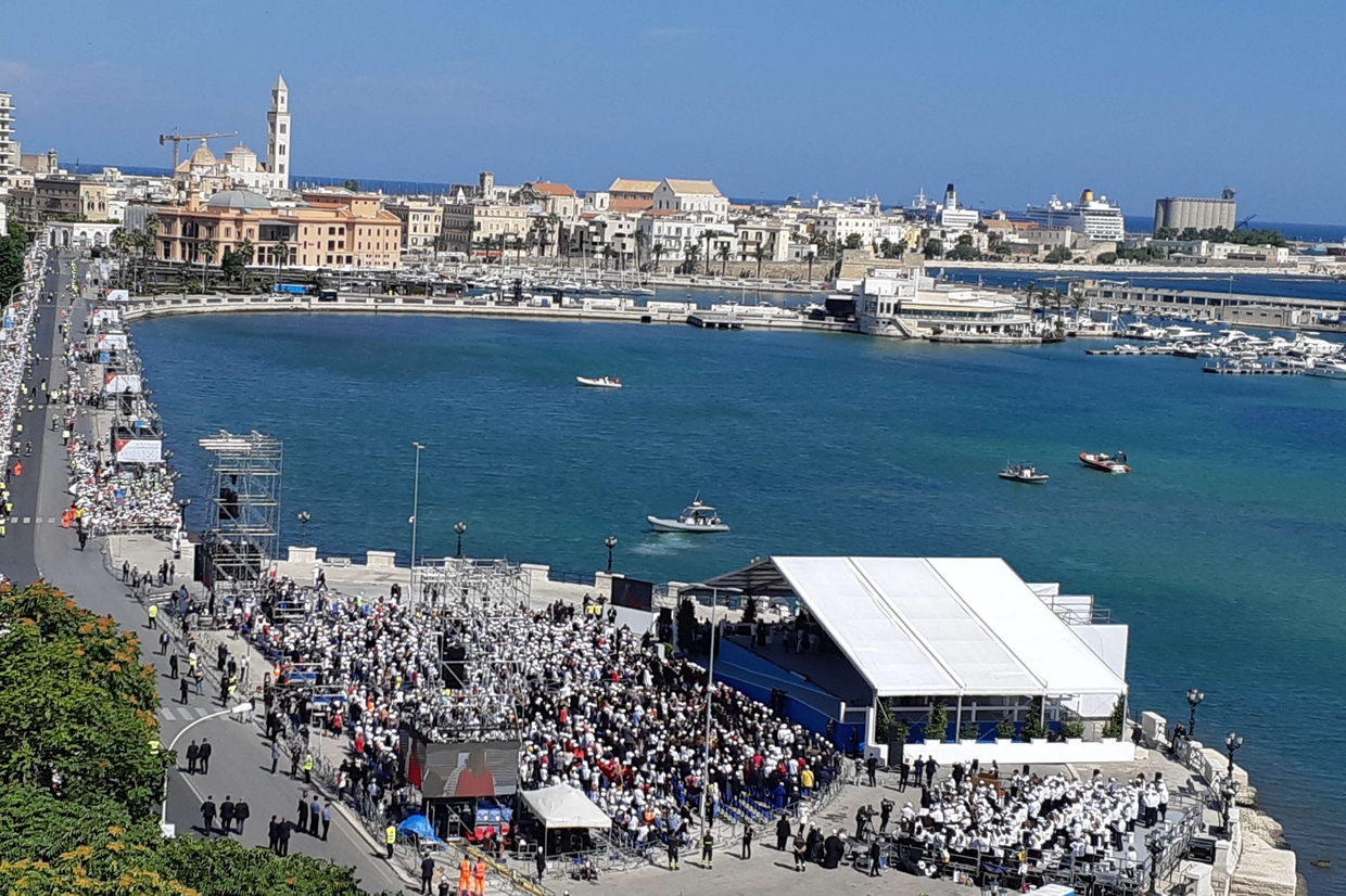 La folla sul lungomare e davanti al palco con il Papa e i patriarchi