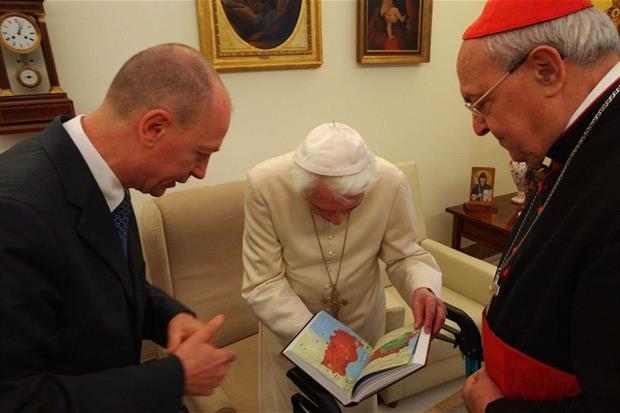 Il papa emerito Benedetto XVI in un recente incontro con il cardinale Leonardo Sandri