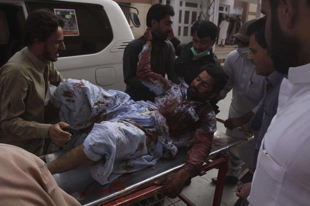 Uno dei feriti nell'attentato in Baluchistan (Ansa)