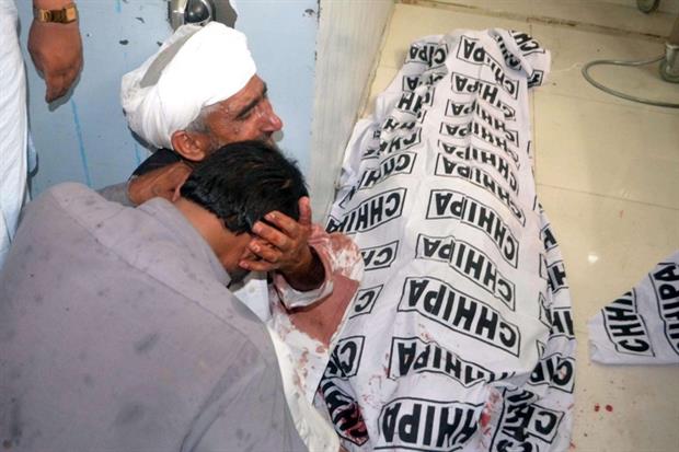 Una delle vittime dell'attacco a Mastung in Baluchistan (Ansa)