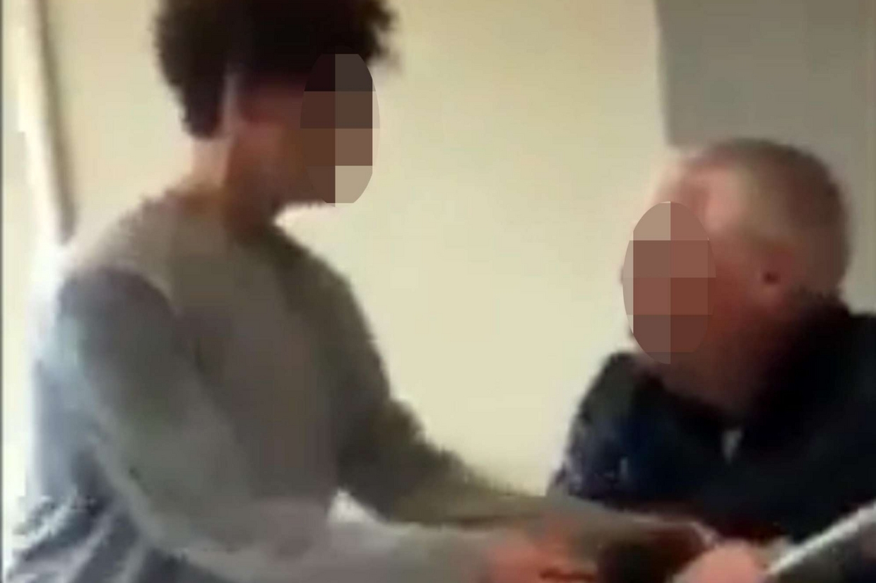 Un fotogramma del video in cui uno studente bullizza il professore
