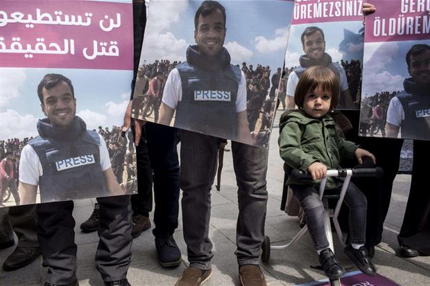 Una manifestazione a Istanbul per il giornalista palestinese Murtaja (Ansa)