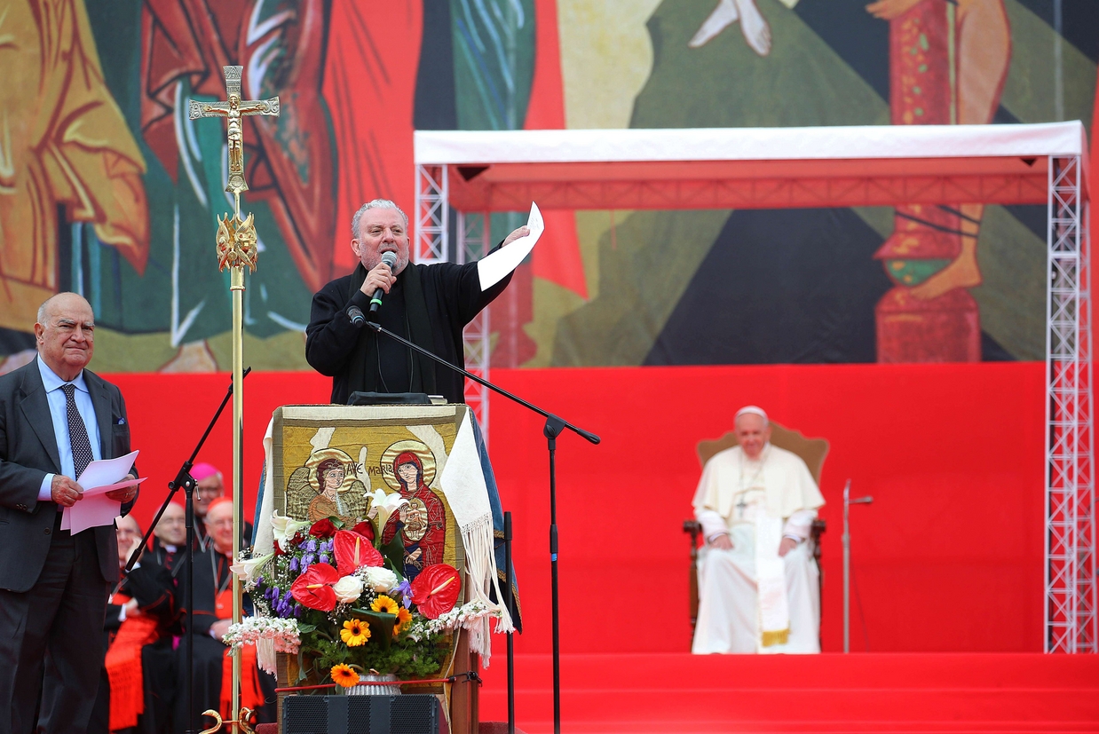 Il fondatore Kiko Arguello sul palco con papa Francesco (Siciliani)