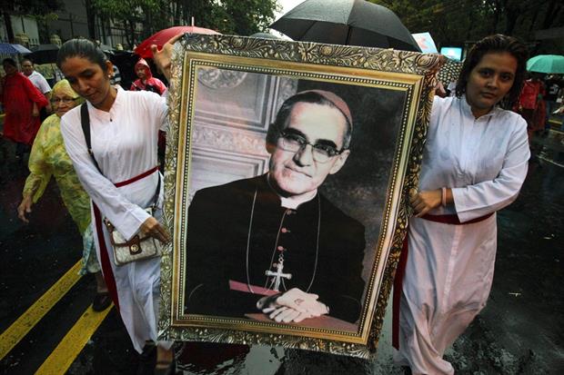 L'immagine dell'arcivescovo Romero lungo le vie di San Salvador per la beatificazione nel 2015 (Epa)