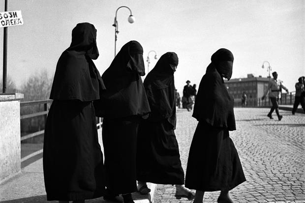 Donne turche attraversano la strada in una città macedone in Jugoslavia, 1947 © courtesy UN Photo