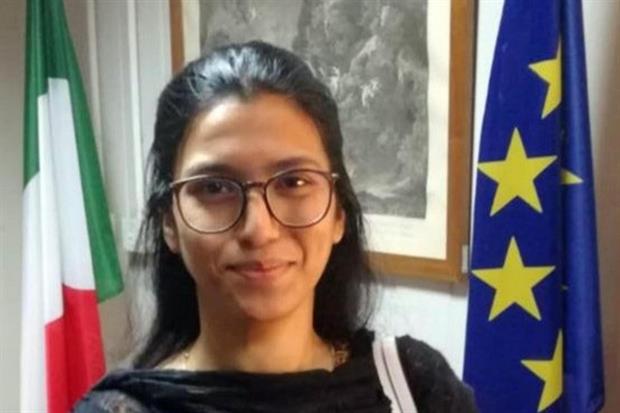 Farah Tanveer sorridente dopo il suo rientro in Italia. Anche la 19enne, di Verona, era stata costretta a tornare in Pakistan a causa del suo fidanzamento in Italia e fatta abortire